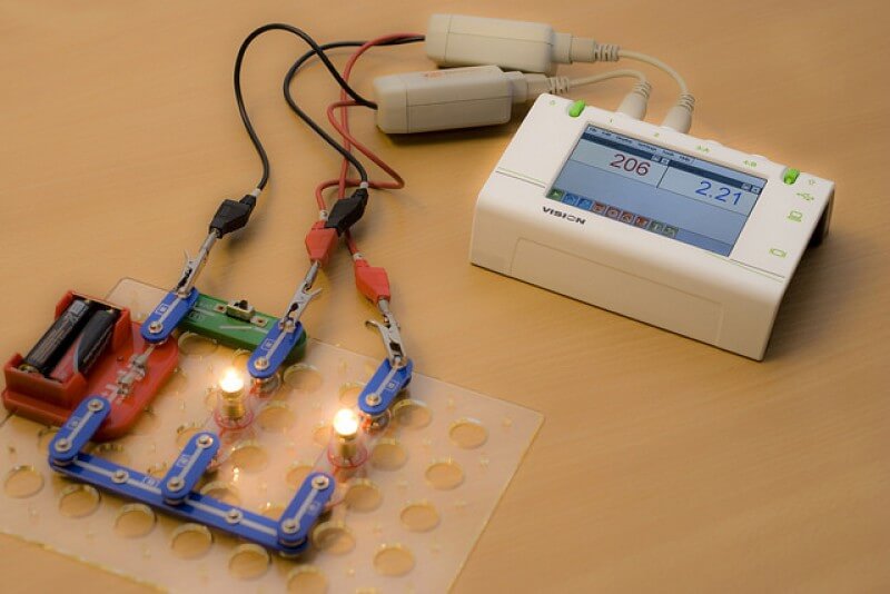 voltage sensors in circuit